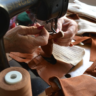 L'arte in una mano: il guantificio Omega di Napoli